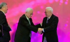 曹兴诚主动握手张忠谋，晶圆双雄创办人上演世纪大和解